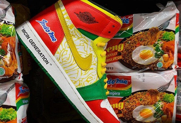 Nggak cuma Indomie rasa Chitato, tapi juga sneakers berdesain Indomie